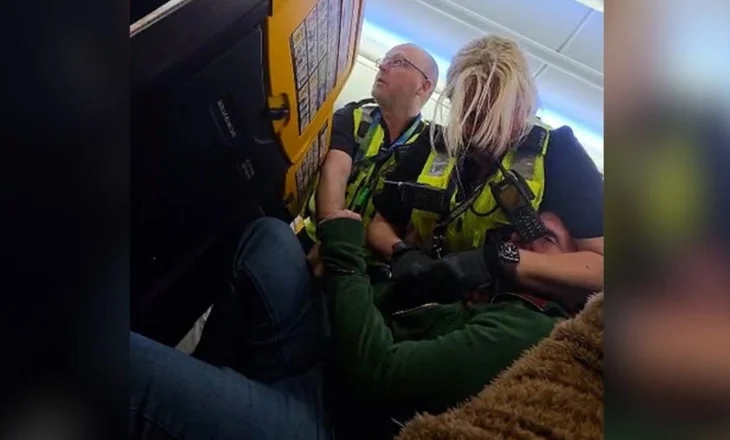 VIDEO/ Kaos në një fluturim nga Ukraina në Angli, pasagjeri i dehur refuzon të rrijë në vendin e tij gjatë uljes së avionit, sulmon edhe punonjësit e sigurisë