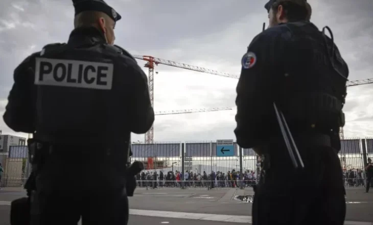 VIDEO-Kërcënim për bombë në televizionin francez, ndërpritet transmetimi live dhe evakuohet stafi