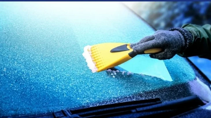 (VIDEO) Këshilla se si ta shkrini akullin në makinën tuaj në mëngjes pa asnjë problem