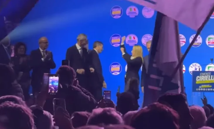 Video/ “Kush s’kërcen është komunist”, fushata e Melonit si një ndeshje futbolli, kryeministrja italiane bashkohet me korin e qytetarëve