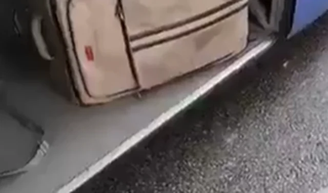 (VIDEO) “Kush të futi aty?”/ Gruaja gjendet në një valixheje në autobus, autoritetet nisin hetimet