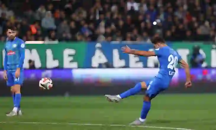 VIDEO/  Laçi “rrëmben skenën”, eurogol dhe karton i kuq ndaj Fenerbahces