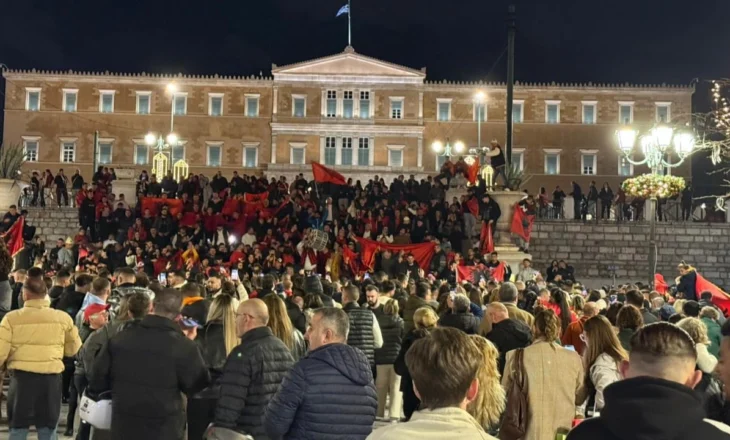 Video-Lajm/ Festat e 28-29 nëntorit, ndjehen edhe në vendin fqinj. Shqiptarët “pushtojnë” qendrën e Athinës