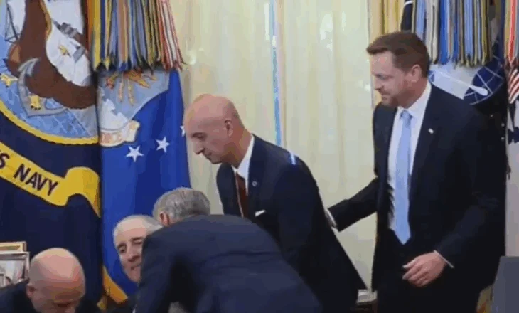 VIDEO- Lideri i kompanisë farmaceutike humb ndjenjat gjatë konferencës, bie për tokë