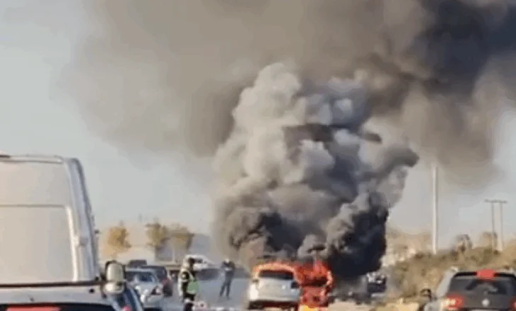 VIDEO/ Lushnje-Rrogozhinë,  mjeti shpërthen në flakë pas përplasjes, shkaktohet trafik i rënduar