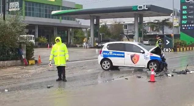 VIDEO-Makina e policisë përplaset me “Benz-in” në aksin Fier-Patos, lëndohen 2 efektivë