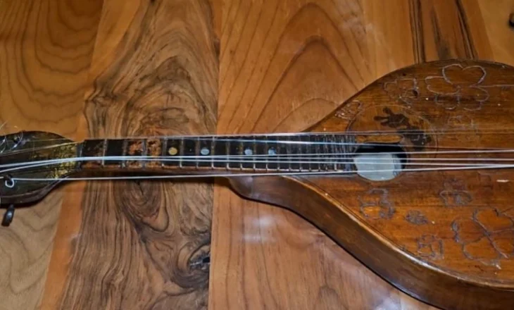 Video/ Mandolina 120-vjeçare dhe dorëshkrimet e serenatave, Pasuria e rrallë e Korçës