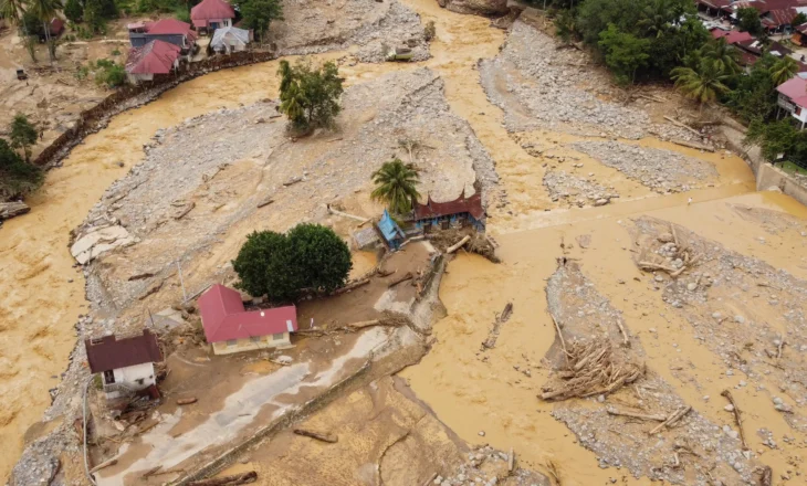 VIDEO/ Mbi 900 viktima nga përmbytjet në Indonezi, Tajlandë dhe Sri Lankë