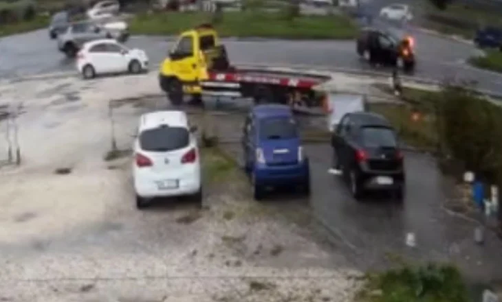 Video/ Momenti kur shpërthen në flakë makina pas aksidentit në aksin Lushnjë-Rrogozhinë, pasagjerët dalin…