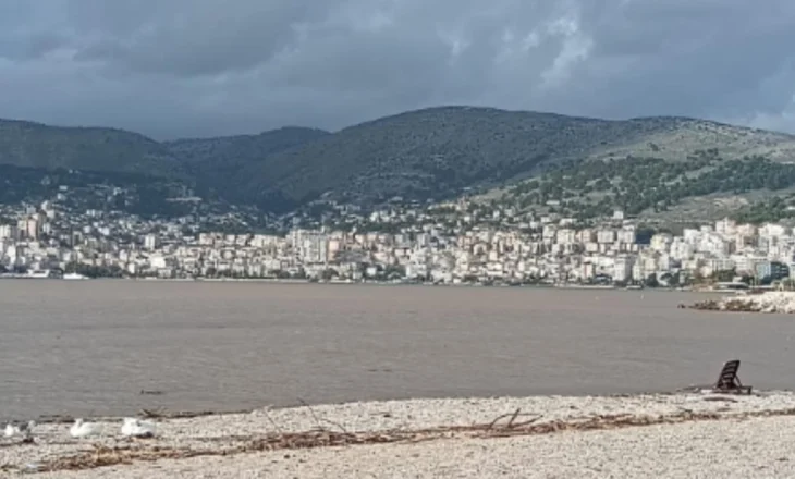 Video/ Moti i keq në vend ndryshon ngjyrën e detit Jon, ja si është shndërruar vija bregdetare në Sarandë