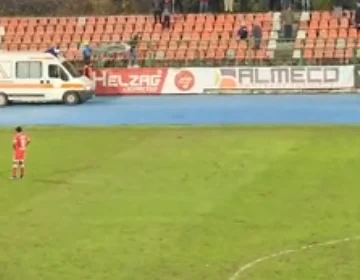 VIDEO/ Ndërpritet ndeshja Skënderbeu-Lushnja në minutën e 81’, tifozi korçar në gjendje të rënduar shëndetësore