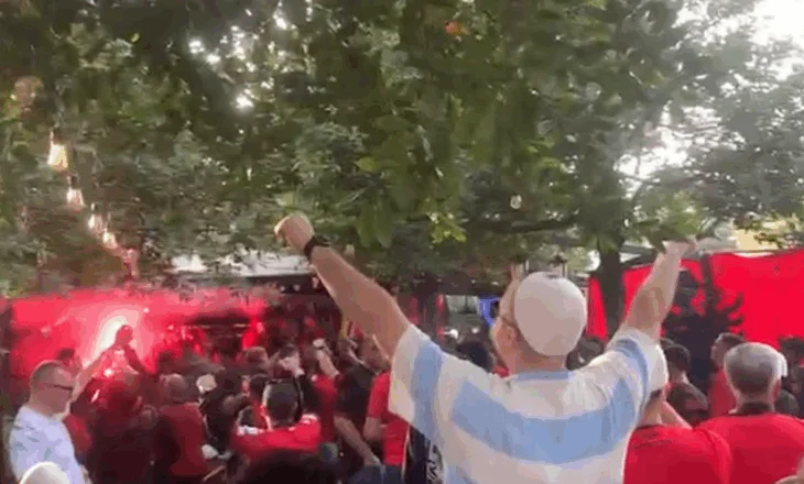 VIDEO/ Në pritje të ndeshjes kundër Anglisë, kuqezinjtë “i vënë flakën” Tiranës, “ndizet” kryeqyteti