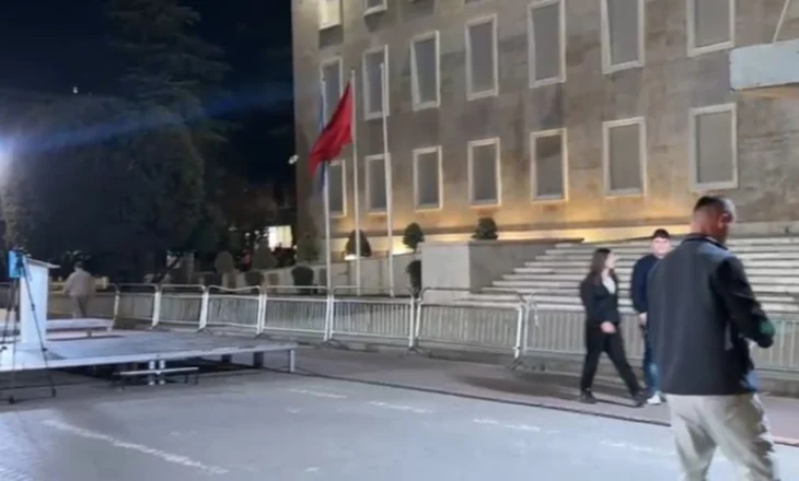 Video/ Në pritje të protestës së opozitës, nis vendosja e foltores përpara Kryeministrisë