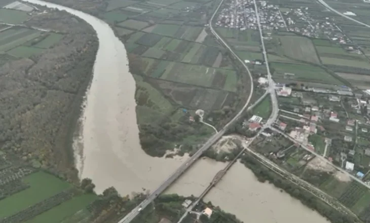 Video/ Pamje me dron, Lumi Vjosa në pikë kritike pasi rrezikon të dalë nga shtrati