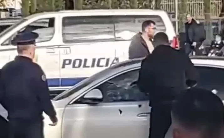 (VIDEO) Pamje nga Rinas: Policia përpiqet të hapë makinën e blinduar pas atentatit ndaj Gilmando Danit