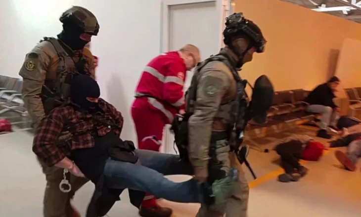 Video/ Panik në aeroportin e Fiumicinos në Romë. Të shtëna me armë, britma dhe pengmarrje, çfarë ndodhi gjatë stërvitjes antiterroriste