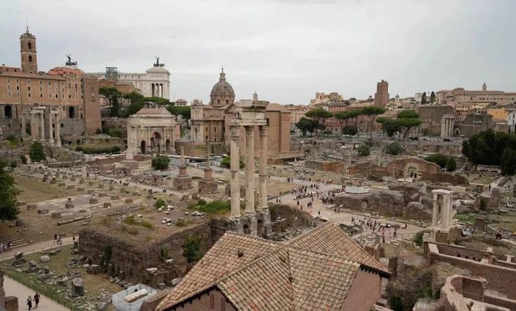 (VIDEO) Panik në zemër të Romës/ Shembet një pjesë e kullës mesjetare “Torre dei Conti”, plagoset..