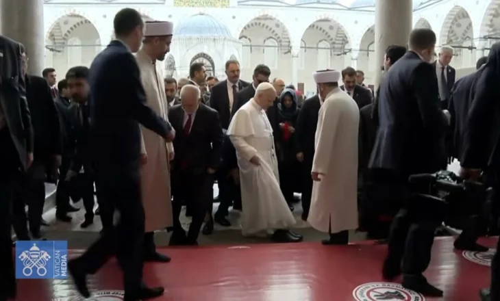 VIDEO-Papa viziton Turqinë, heq këpucët kur futet në Xhaminë Blu