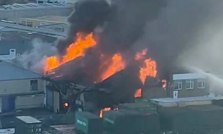 Video/ Periferia e Londrës në flakë, shpërthimi në një depo mbulon zonën me re të zeza tymi