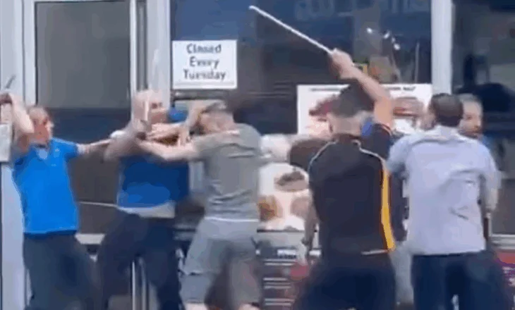 Video/ Përleshje e dhunshme mes dy familjeve turke në Uells, pamjet publikohen në gjyq