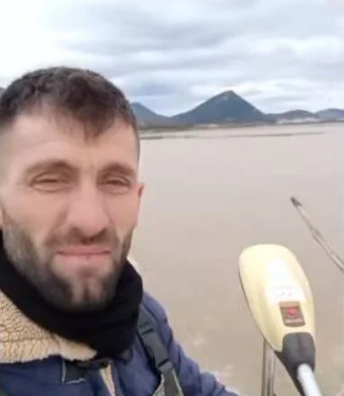 VIDEO/ Përmbytjet në Lezhë, Gjekmarkaj: Banorët po lëvizin me gomone…