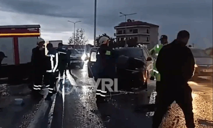 VIDEO/ Përplasen dy makina në autostradën Lushnje-Rrogozhinë, njëra përfshihet nga flakët