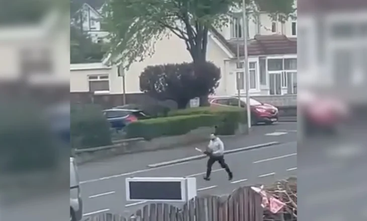 VIDEO/ Përplasi me makinë e më pas ndoqi me sharrë elektrike në dorë oficerët e policisë, autoritetet angleze kërkojnë dënim maksimal për 32-vjeçarin shqiptar