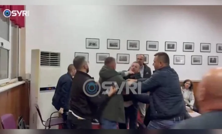 VIDEO/ Plas grushti brenda mbledhjes së Këshillit Bashkiak Pogradec