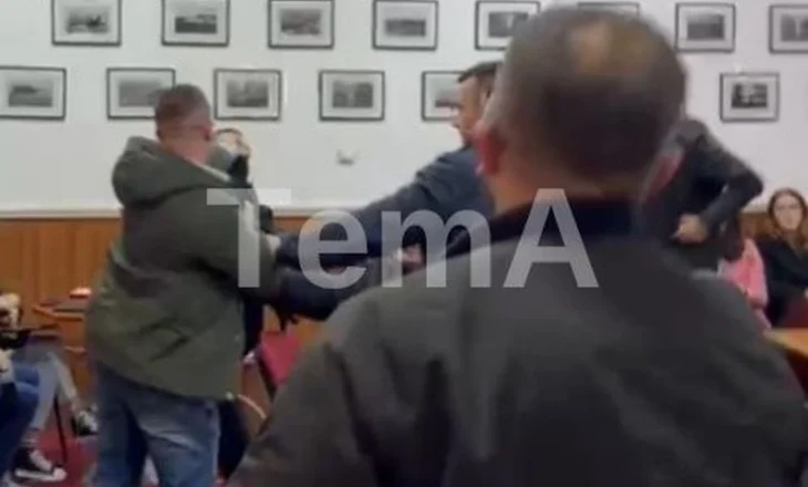 VIDEO-Plas sherri në mbledhjen e Këshillit Bashkiak në Pogradec/ Grushte e shkelma pas..