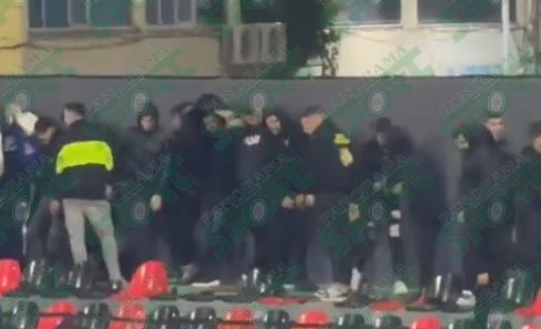 VIDEO/ Plasin gurët mes tifozëve të Flamurtarit dhe Elbasanit