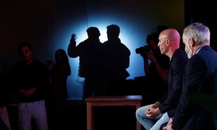 VIDEO/ Po prezantonte librin, ish-drejtuesi i Federatës Spanjolle të Futbollit goditet me vezë nga xhaxhai i tij