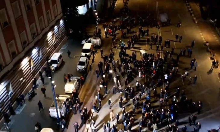 VIDEO-Protesta e opozitës para Kryeministrisë nuk “ndez”, një grusht militantësh e disa deputetë mbyllin tubimin