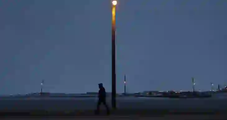 VIDEO/ Qyteti më verior i Amerikës i thotë lamtumirë diellit për 65 ditë, si është të jetosh në errësirë për tre muaj