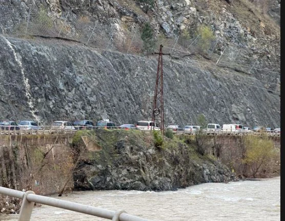 (VIDEO) Radhë kilometrike në aksin Librazhd–Elbasan, trafiku i paralizuar prej disa orësh