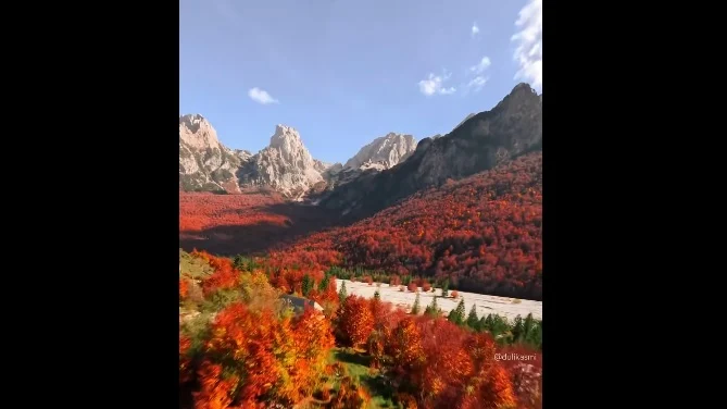 VIDEO / Rama ndan bukurinë e Valbonës me ngjyrat mahnitëse të vjeshtës