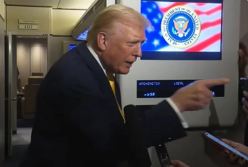 VIDEO – “Rri urtë derrkuce”, Trump humb kontrollin, ofendon gazetaren e Bloomberg