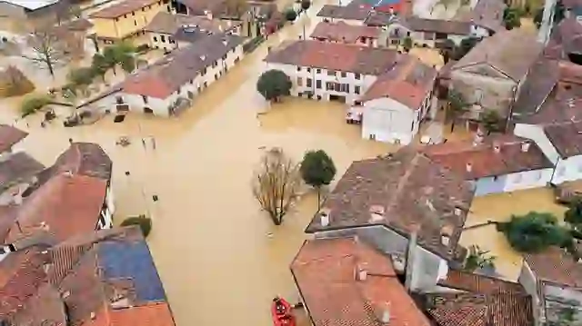 VIDEO/ Rrugë të përmbytura e banesa nën ujë, dy të zhdukur nga moti i keq në Itali
