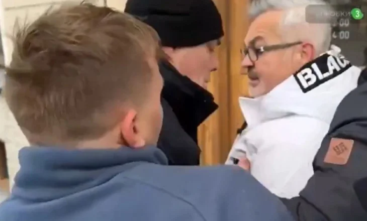 VIDEO- Rusi/ Incident i rëndë, turma sulmon ambasadorin e Polonisë! Rriten tensionet mes Varshavës dhe Moskës