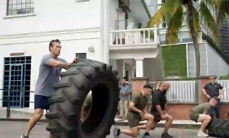 VIDEO/ Sekretari amerikan i Luftës stërvitet bashkë me ushtarët, ngre pesha dhe rrotullon goma