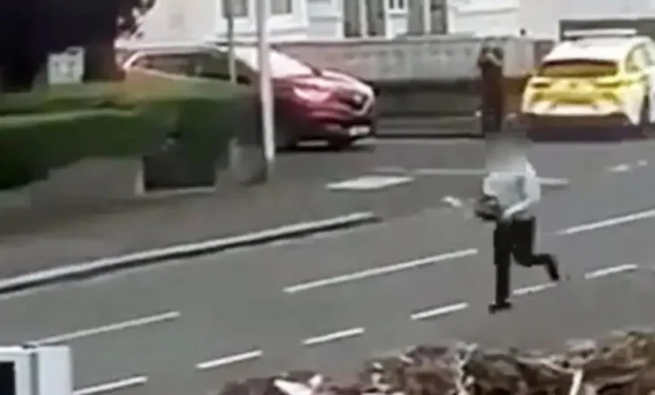 VIDEO / Shqiptari me sharrë elektrike në dorë ndjek policët britanikë në mes të rrugës