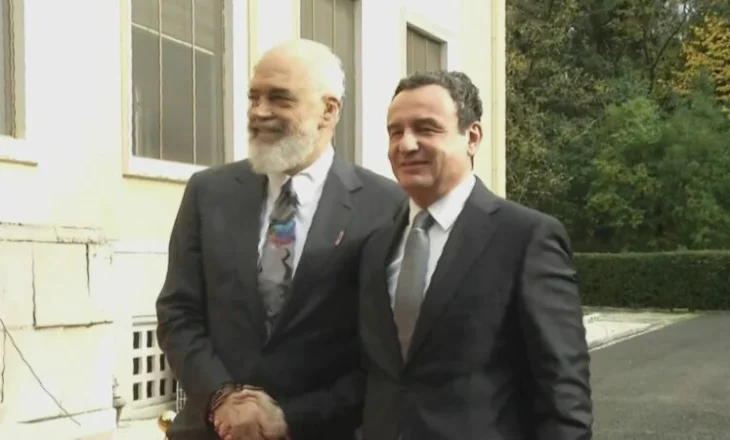 VIDEO-Si janë raportet me Kurtin? Rama shtrëngim duarsh me kryeministrin e Kosovës: Si telenovela 100 vitrinat, e do apo s’e do..