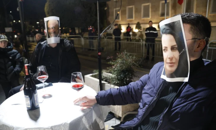 VIDEO-Të rinjtë demokratë inskenojnë…/ Simbolikat gjatë protestës së opozitës!