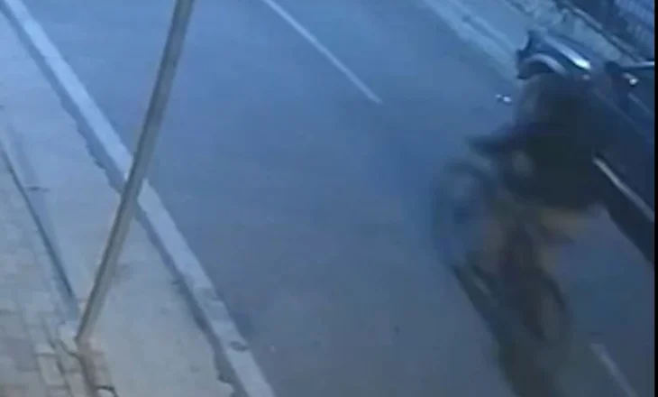 VIDEO / Tritoli në vilën e Xhelal Mziut, dalin pamjet e autorit me biçikletë, dyshohet edhe për…