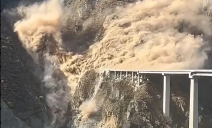 Video/ U hap vetëm disa muaj më parë për trafikun, shembet ura në Kinën jugperëndimore