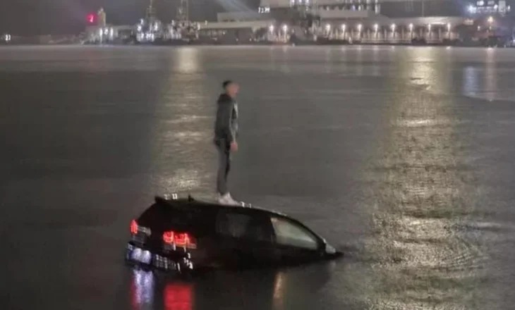 VIDEO/ U nis me traget nga Bari drejt Shqipërisë, makina bie në det, shoferi thyen xhamin dhe…