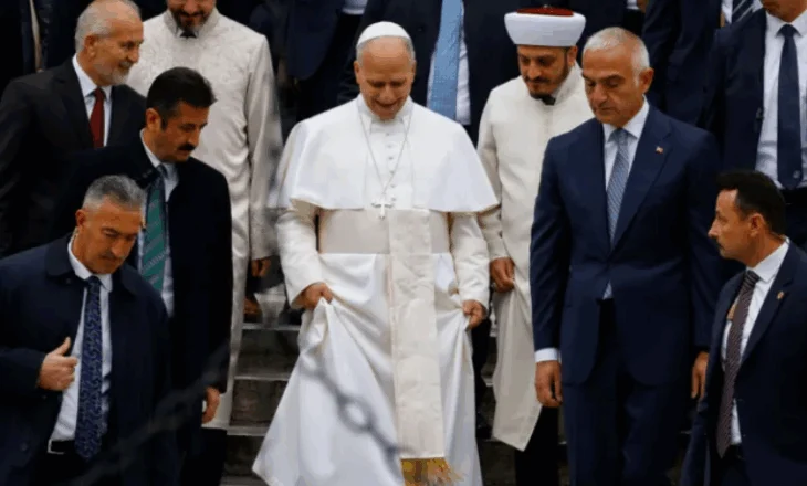 Video/ Vizita në Stamboll, Papa Leo hyn në Xhaminë Blu