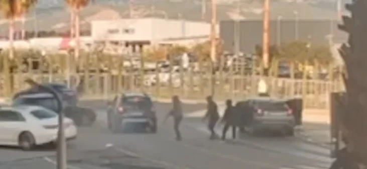 VIDEO/ Vrasja në Rinas, tre persona qëllojnë njëkohësisht me armë drejt makinës