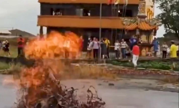 Video/ Vullkani i baltës shpërthen në mes të një rruge në Tajvan