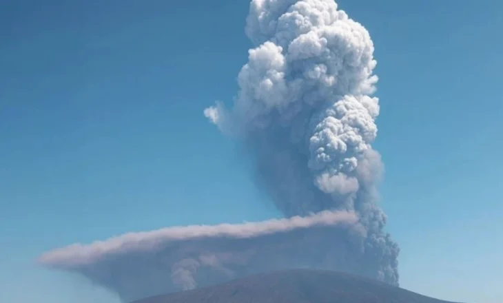 Video/ Vullkani ‘zgjohet’ pas 10 mijë vitesh, dalin pamjet e shpërthimit që pushtuan rrjetin