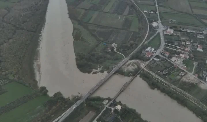 VIDEO- Zgjerohet shtrati i lumit Vjosa nga prurjet e larta/ Pamjet nga Novosela